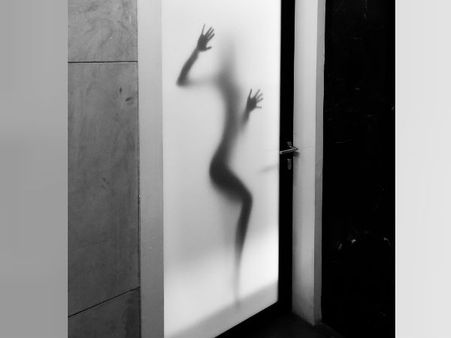 অর্ধনগ্ন, বিধ্বস্ত, হাতে ভাঙা হাতকড়া - গভীর রাতে কোন রহস্যময়ী বাজালেন ঘন্টা