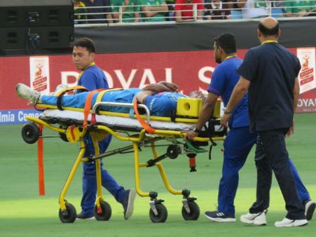 এশিয়া কাপ, ভারত-পাক ম্যাচে বল করতে গিয়ে পড়ে গেলেন হার্দিক! মাঠ ছাড়তে হল স্ট্রেচারে