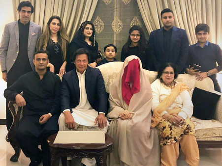 ‘তান্ত্রিক’ স্ত্রী’র বলেই বলীয়ান ইমরান পাক মসনদে! চাঞ্চল্যকর দাবি পাক বংশোদ্ভুত লেখকের