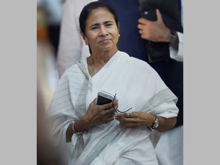 বছরে একবার বাইরে যেতে হয়! বিদেশ সফরের আগে কোন বিতর্ক এড়াতে একথা বললেন মমতা