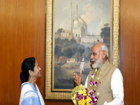 মোদীকে আগাম শারদ শুভেচ্ছা জানিয়ে কোন চাল মমতার! বিরোধীরা সরব নিন্দায়