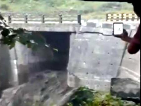 প্রবল বৃষ্টিতে সিকিমে ভেঙে পড়ল ব্রিজ, দেখুন ভাইরাল ভিডিও