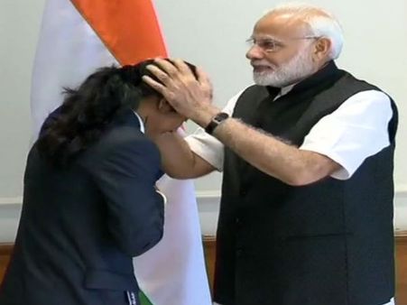 দেখতে পেয়েই স্বপ্না বর্মনকে জড়িয়ে ধরলেন মোদী, কী বললেন প্রধানমন্ত্রী