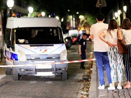 প্যারিস যেন আতঙ্ক নগরী! ফের ছুরি নিয়ে আততায়ী হামলায় আহত ৭