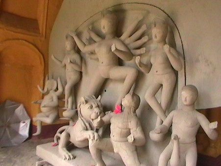 আজও রীতি ‌মেনে রায়চৌধুরী বাড়ির পুজোতে নীলকণ্ঠ পাখি ওড়ানো হয় আদি গঙ্গার ঘাট থেকে