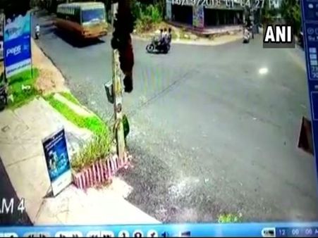 রাখে হরি মারে কে! এই ভিডিওটা দেখলে বিশ্বাস করতে বাধ্য হবেন এই আপ্ত-বাক্য