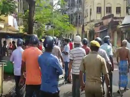 খাস কলকাতায় ৯১ বছরের পুজো বন্ধের অভিযোগ! স্থানীয়দের অবরোধে পুলিশের লাঠি, দেখুন ভিডিও