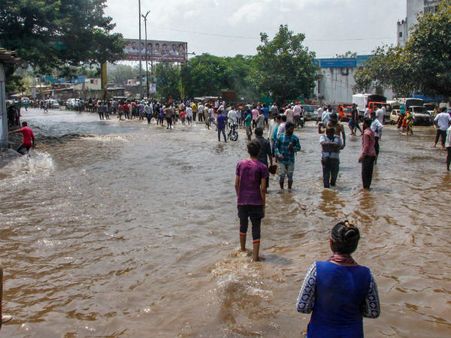 পুনেতে আছড়ে পড়ল সুনামির মতো জলের স্রোত, দেখুন ভিডিও