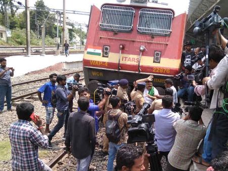একাধিক দাবিতে আন্দোলন! আদিবাসী সংগঠনের বাধায় স্তব্ধ রেল-সড়ক