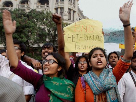 সমকামী যৌনতা আর অপরাধ বলে গণ্য হবে না, ঐতিহাসিক রায় সুপ্রিম কোর্টের