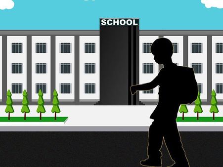 ঘুমের ঘোরে ব্যাগের বদলে পিঠে চেয়ার নিয়েই ছুট ছাত্রের, ভাইরাল ভিডিও