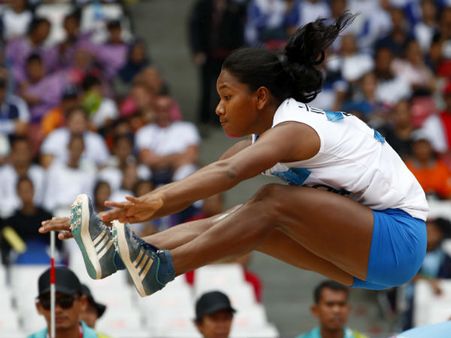 ৬ আঙুলের পা-জোড়ার জন্য তৈরি হচ্ছে জুতো, কারা মেটাচ্ছে সোনার মেয়ের আবদার