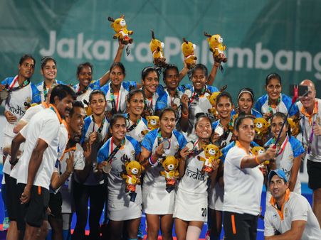 মহিলা হকিতেও এল না সোনা, ফাইনালে জাপানের কাছে হেরে রুপো জিতেই থামতে হল