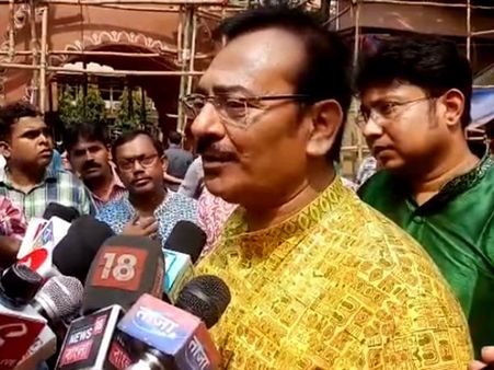 মহালয়াতেই জমজমাট সুরুচির পুজো, ঢাক বাজালেন মন্ত্রী অরূপ, সঙ্গে টলি সুন্দরীরা, দেখুন ভিডিও