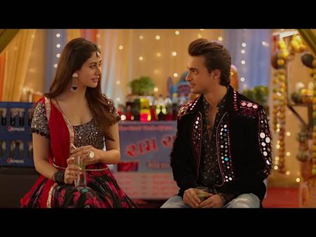 প্রেমকে ছাপিয়ে গলে গরবা! সলমনের 'লাভযাত্রী' ছবির গল্প কেমন 