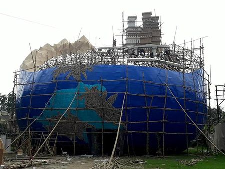 আস্ত একটা পৃথিবী নেমে এসেছে! রামচন্দ্রপুর মিলন সংঘের চমকে কি কুপোকাত কলকাতার পুজো