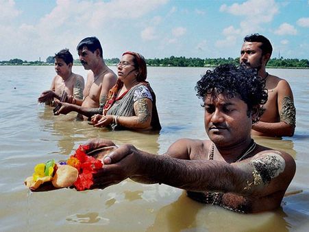 কলকাতার ঘাটে ঘাটে তর্পণের ভিড়, পিছিয়ে নেই জেলাও, মর্ত্যে আগমন দেবীর
