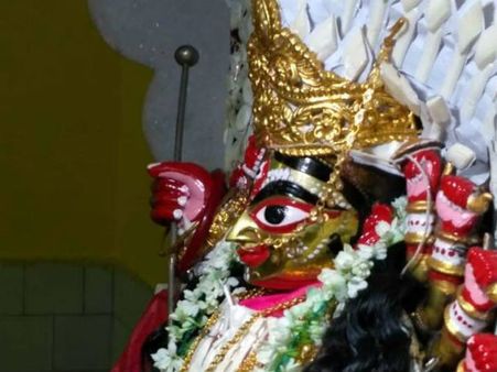 ২৮৫ বছর ধরে মা এ বাড়িতে ‘একা’ আসেন, মণ্ডপে নেই লক্ষী-সরস্বতী, কার্তিক-গণেশ