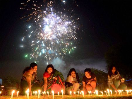 লক্ষ্মীপুজোর পর মঙ্গলকামনার উৎসব ধনতেরাস, এই দিনে ১৩ প্রদীপ জ্বালানো কেন ভালো, জানুন