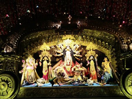 নবমীর সন্ধ্যায়ই শহরের রাস্তায় জনপ্লাবন, মনে বিষাদের সুর