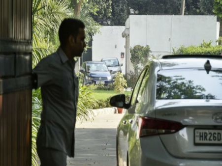 নির্বাসিত সিবিআই প্রধানের ওপরেই 'নজরদারি'! তারপর যা হল