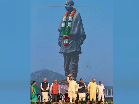 ‘ঐক্যের মূর্তি’ উদ্বোধনে ১১০০০ অভ্যাগতের মধ্যে ‘নেই’ বল্লভভাইয়ের নাতি! উঠছে প্রশ্ন