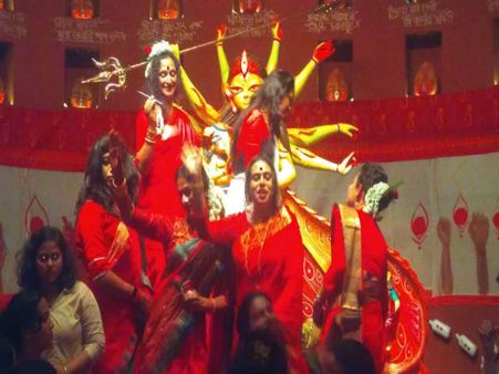 বড়বাগানের থিম আত্মনির্বান! মহালয়ায় চক্ষুদান করলেন রূপান্তরকামী অধ্যক্ষ, দেখুন ভিডিও