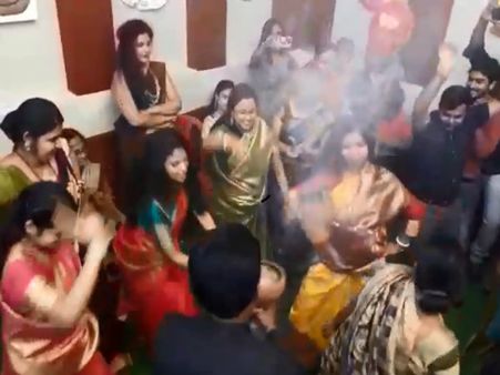 ধুনুচি নাচে পুরুষদের টেক্কা মহিলাদের, জমজমাট নবমীর রাতের আসর