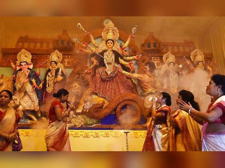 আঁচলা ভরা শিউলি ফুল নিয়ে ছুটছে অপু-দুর্গা, চারিদিকে বেজে উঠেছে মহাঅষ্টমীর দুন্দুভি