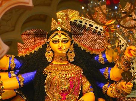 দুর্গাপুজোর মহাষষ্ঠীর দিন প্রেমে পড়ার সম্ভাবনা কি আপনার রয়েছে! জানুন রাশিফলে