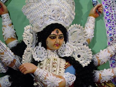 পেটে খিদের জ্বালা নিয়েই মণ্ডপে মাতিয়ে তোলেন ওঁরা, দুর্গা-বোধনের আগে মর্যাদা প্রার্থনা