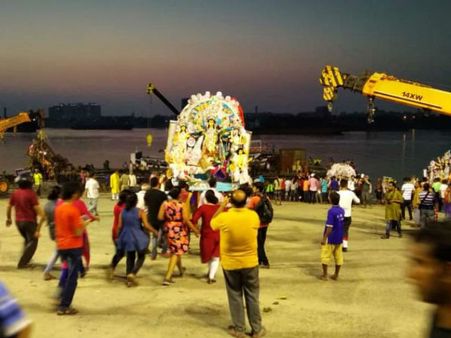 পুলিশ-পুরসভার কড়া প্রহরায় প্রতিমা নিরঞ্জন গঙ্গার ঘাটে, কার্নিভালের আগে জোর তৎপরতা