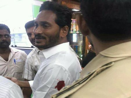 অন্ধ্রপ্রদেশে জগন্মোহনের ওপরে বিমানবন্দরেই প্রাণঘাতী হামলা, ছুরি দিয়ে কোপানোর চেষ্টা