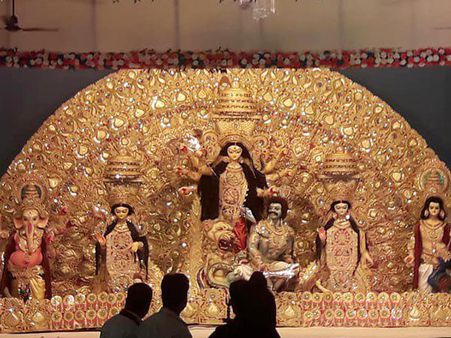 পুজোর আনন্দের পালা কাটিয়ে আজ বিজয়ার সুর লখনউয়ের দুর্গাপুজোয়