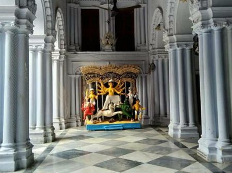 পদ্ম নয় এই বিশেষ ফুলে পূজিত হন কলকাতার মিত্রবাড়ির মা দুর্গা