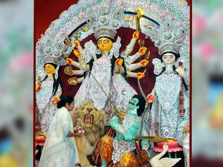 পুজো উদ্বোধন শেষ! 'প্রতিযোগিতায়' মমতা, টক্করের চেষ্টা দিলীপের, একনজরে পরিস্থিতি