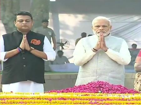 গান্ধী জয়ন্তী পালনের পাশাপাশি লালবাহাদুর শাস্ত্রীর জন্মবার্ষিকীতে শ্রদ্ধাজ্ঞাপন মোদীর