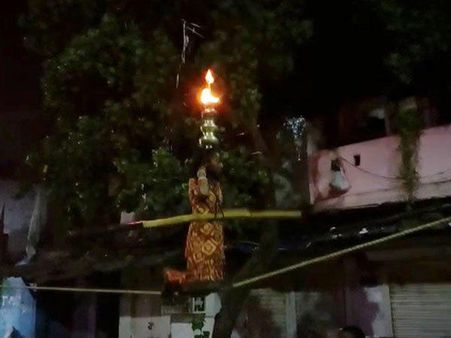 এ এক অন্য দুর্গা-কথা! শত আলোর রোশনাইয়ের মাঝে রয়েছে অন্ধকার আর বাঁচার লড়াই