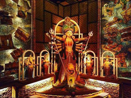 উৎসবের মাঝে এখন বিদায়ের সুর, মেয়ের সঙ্গে বিছিন্ন হওয়ার দুঃখে ভারাক্রান্ত মেনকা