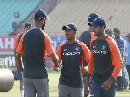 টসে জিতে ব্যাটিং ভারতের, জাত চেনাচ্ছেন অভিষেককারী পৃথ্বী