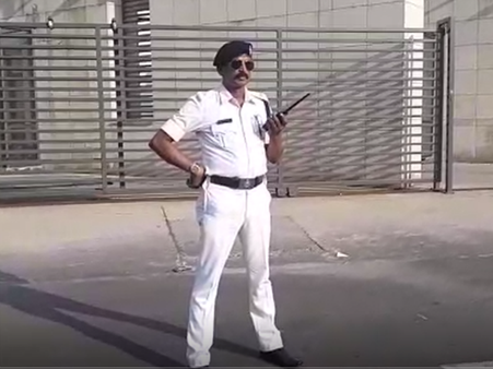 পুজোর আগেই বিধাননগর কমিশনারেটের খাকি উর্দি বদলে হল সাদা