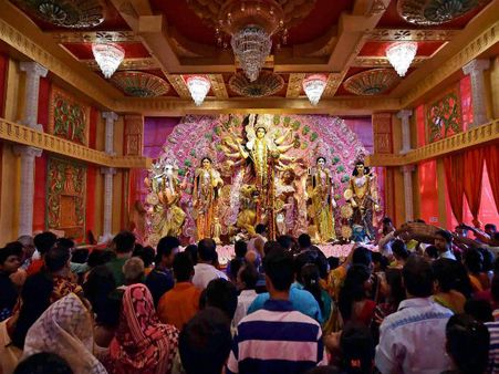 চতুর্থীতেই জনজোয়ার, সপ্তাহান্তে শহরের রাস্তায় বৃষ্টি উপেক্ষা করে নামল মানুষের ঢল