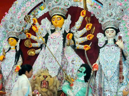 কেটেছে তিতলির বাধা, রবিবার মহাপঞ্চমীতেই জনস্রোত তিলোত্তমার রাস্তায়