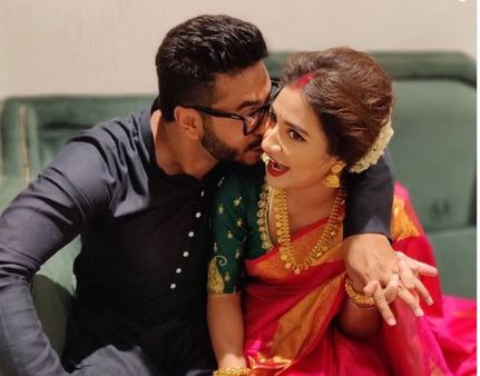 প্রেমে হাবুডুবু! রাজ-শুভশ্রীর দুর্গাপুজো কেমন কাটল দেখে নিন ছবিতে