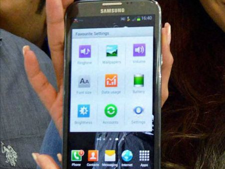 অন‌্য সংস্থার মোবাইল ব্যবহার! স্যামসংয়ের মামলা মহিলা ব্র্যান্ড অ্যাম্বাসেডরের বিরুদ্ধে