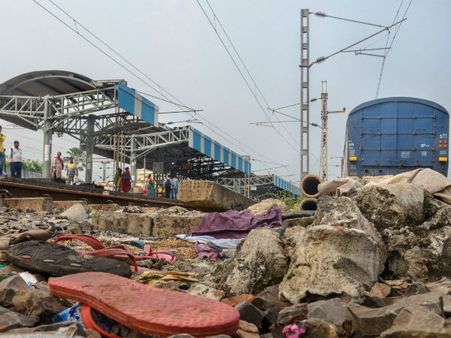 রেলের কর্তারা বোকা কালীদাস! সাঁতরাগাছি রেল স্টেশনের পদপিষ্টে চাঞ্চল্যকর মোড়