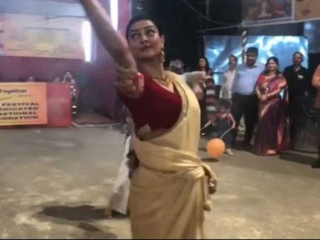 মেয়ের সঙ্গে ধুনুচি নাচে টক্কর সুস্মিতার! দেখুন ভিডিও