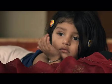 ঘুমোচ্ছে মা, ঘরে আগুন, এক রত্তির মেয়ে উঠে পড়ল বহুতলের ব্যালকনির রেলিং-এ, তারপর  