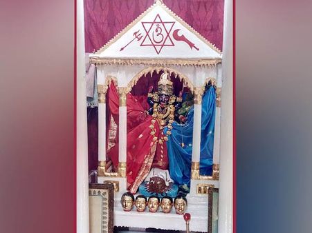 কালীরূপে পূজিতা হন জগদ্ধাত্রী! কলকাতার ৩০০ বছরের পুরনো এই পুজোয় থাকে আমিষ ভোগ