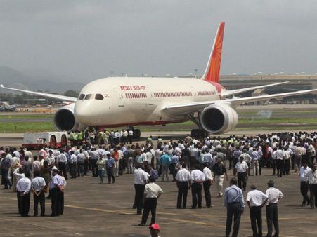 এক গ্লাস মদ না পেয়ে পাইলটের গায়ে থুতু, মহিলা বিমানযাত্রীর কীর্তি মুহূর্তে ভাইরাল
